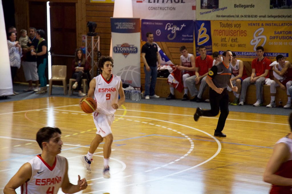 dani perez durante un partido con la seleccion espanola u16
