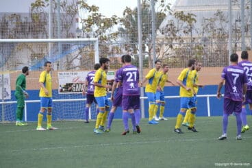defensas dianenses ante los delanteros de la ue gandia