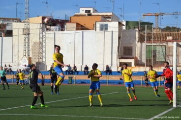 defensor dianense despejando un balon