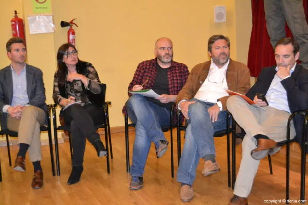 diputats i regidors a la reunió pel tren de la costa