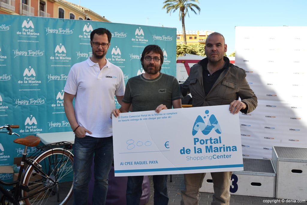 Centro Comercial Portal de la Marina dona 800 euros al colegio Raquel Payà 1 donacion de portal de la marina al colegio raquel paya