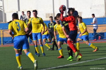 el portero miguel agarrando la pelota