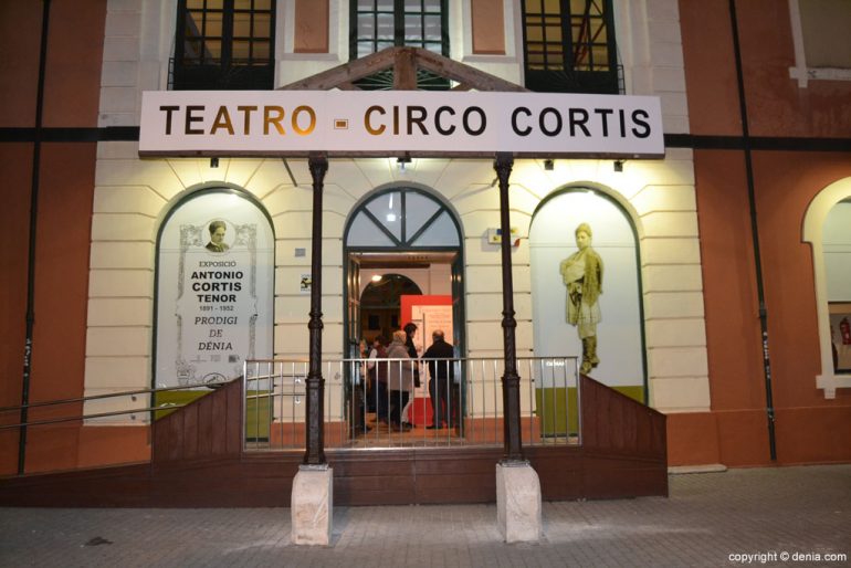 Entrada a la exposición de tenor Cortis en Dénia