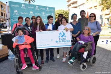 Equipo del colegio Raquel Payà con la donación de Portal de la Marina