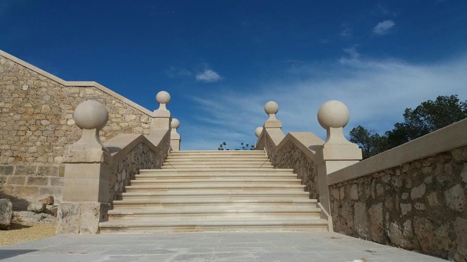 escalera restaurada en el palau del governador de denia
