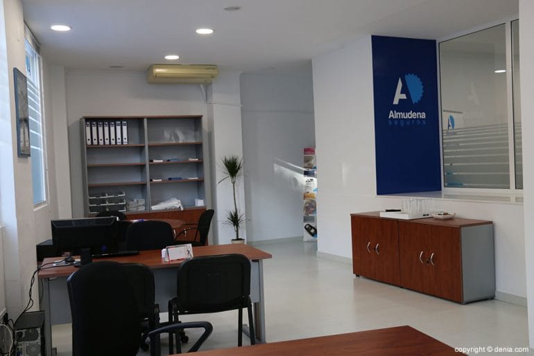 Espaciosa oficina nueva Almudena Seguros
