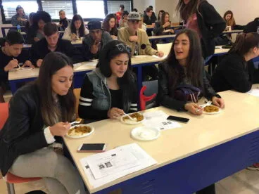 estudiantes italianos degustando un arros a banda