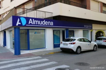 Fachada de la nueva oficina Almudena Seguros