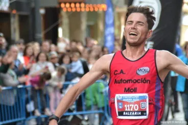 Félix Pont cruzando la meta