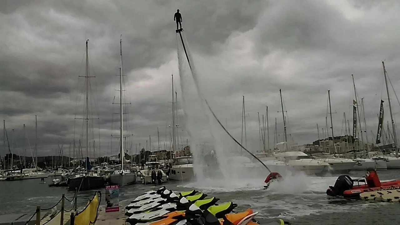 flyboard en el x salon nautico de denia