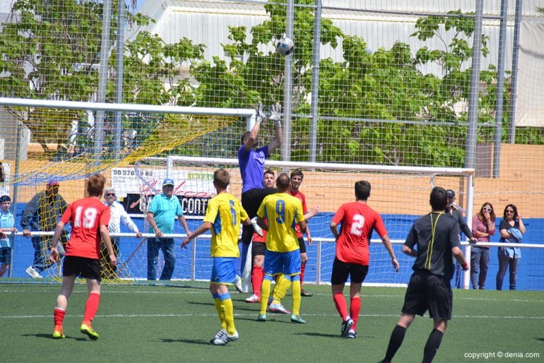 Frede portero de la UD Portuarios con la pelota