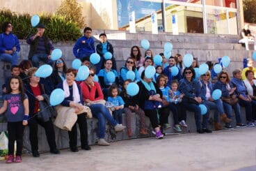 gente celebrando el dia del autismo en denia