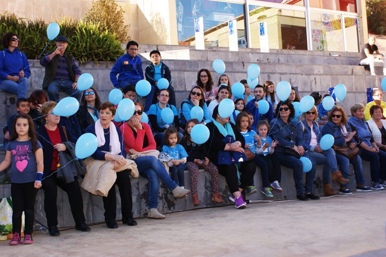 Gent celebrant el Dia de l'Autisme a Dénia