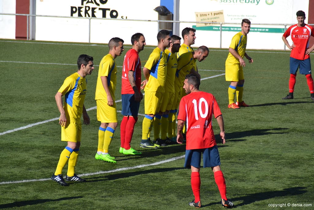 El CD Dénia se llevó el derbi comarcal ante el Pego CF (1-2) 3 golpe franco lanzado por el pego