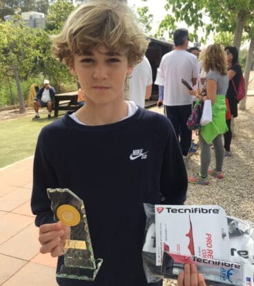 gonzalo bolivar con su trofeo