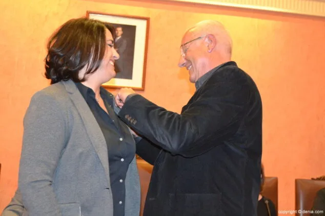 Isabel Gallego y Julio Palacios ya son oficialmente concejales en el Ayuntamiento de Dénia 5 insignia a isabel gallego como nueva concejal