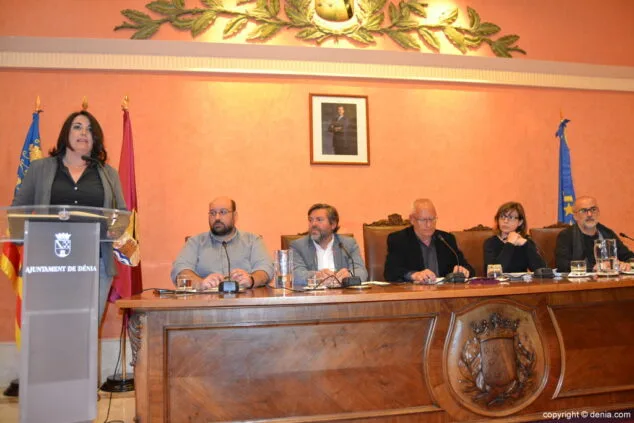 Isabel Gallego y Julio Palacios ya son oficialmente concejales en el Ayuntamiento de Dénia 3 isabel gallego jura su cargo como concejal