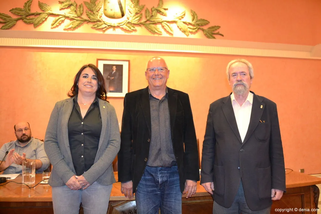 Isabel Gallego y Julio Palacios ya son oficialmente concejales en el Ayuntamiento de Dénia 1 isabel gallego y julio palacios con vicent grimalt