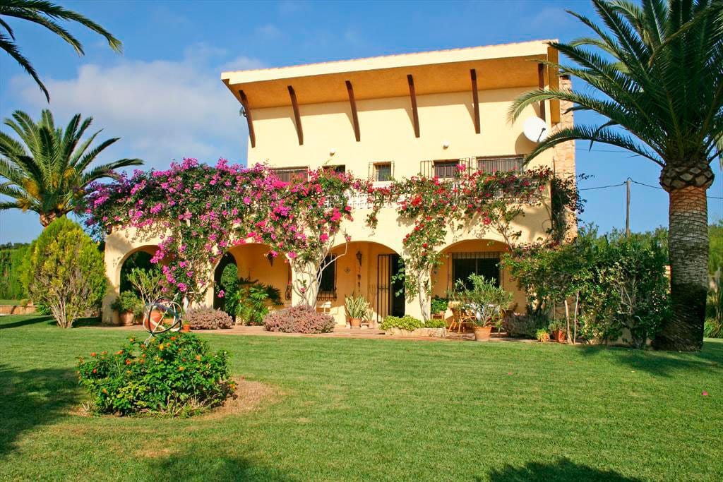 jardin de la casa quality rent a villa