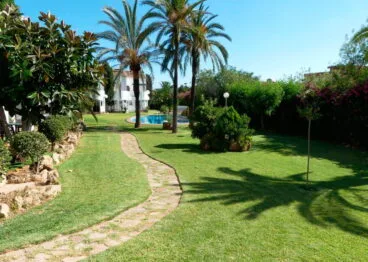 jardin y piscina comunitaria denivan