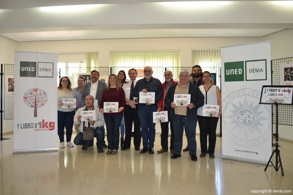 La UNED de Dénia vuelve a salir a la calle para intercambiar cultura por solidaridad 1 jornada solidaria 1 libro x 1 kilo