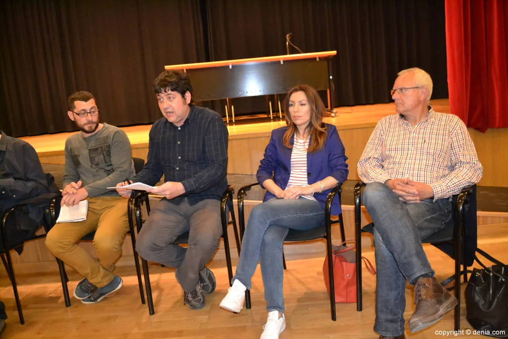 Josep Nadal durant la reunió pel tren de la costa