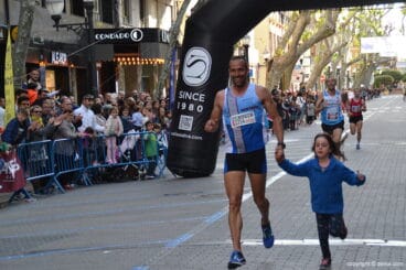 Juanra Pous con su hija cruzando la meta