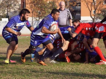 jugador del denia rugby con el balon