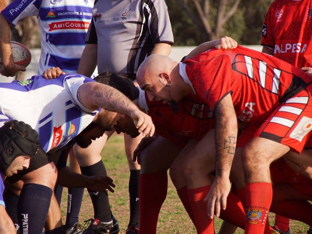 jugadores del denia y tavernes luchando en una mele