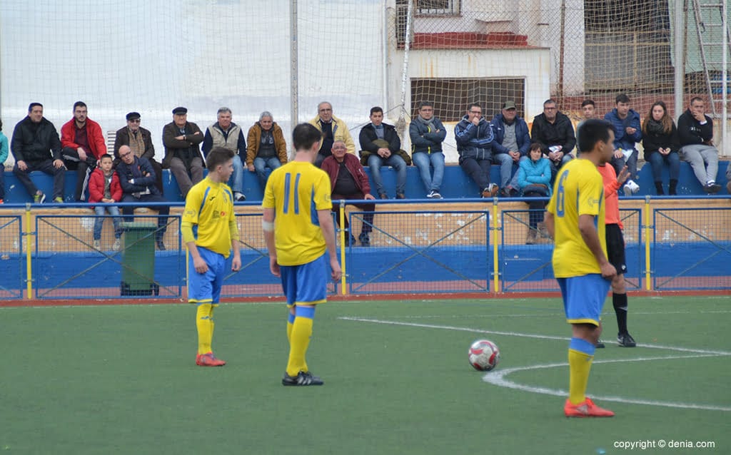 El CD Dénia juvenil venció en un gran partido al CD Alcoyano (2-0) 2 juveniles dianenses lanzando una falta