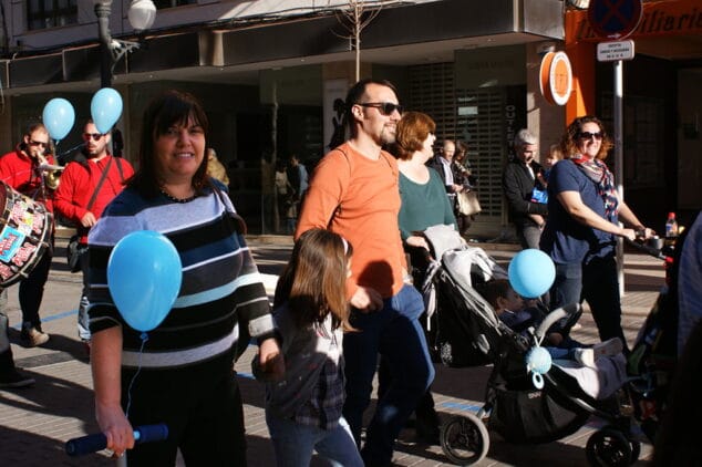 la edil cristina morera participando en la marcha