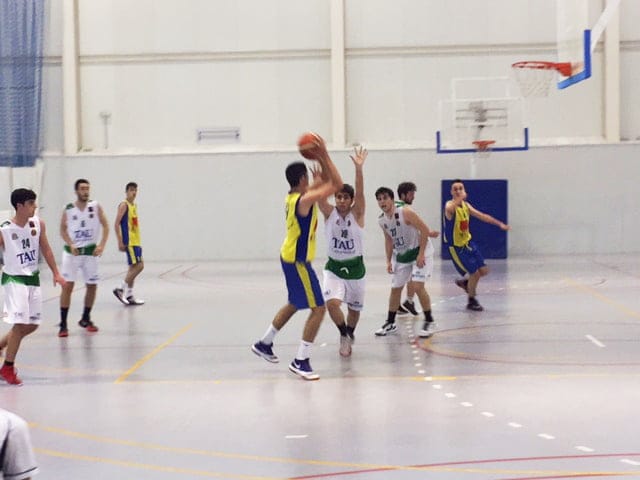 lanzamiento a canasta de un junior del denia basquet