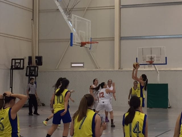 lanzamiento a canasta de una junior del denia basquet