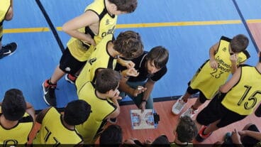 Los alevines recibiendo instrucciones