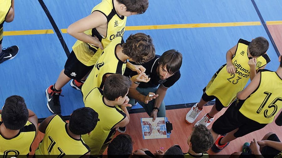 Los equipos junior femenino y alevín masculino del Dénia Básquet buscan el ascenso 1 los alevines recibiendo instrucciones