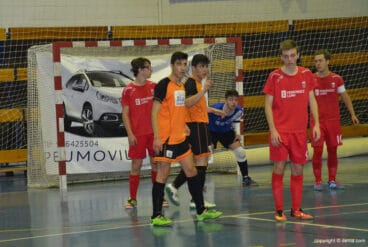 los colegiales defendiendo una falta del ribeco castalla