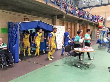 los equipos saltando a la pista