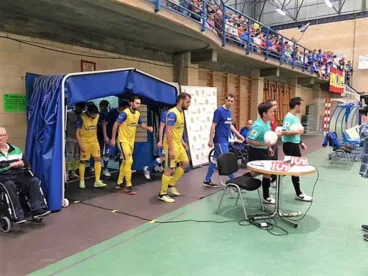 los equipos saltando a la pista