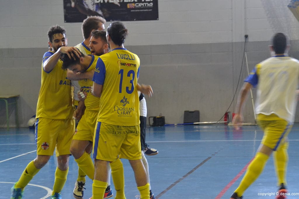 El Dénia Futsal brindó a su afición una gran victoria ante el Talavera FS (5-4) 1 mika felicitado por sus companeros