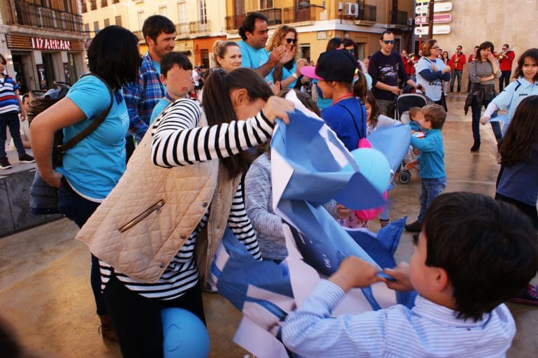 Niños rompiendo la pancarta