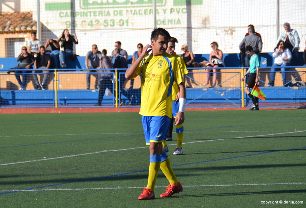 Pato, jugador juvenil dianense durante un partido