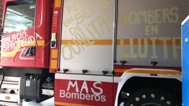 Pintadas para reivindicar mejoras en las condiciones laborales del Parque Comarcal de Bomberos 4 pintadas protesta en el parque de bomberos de denia