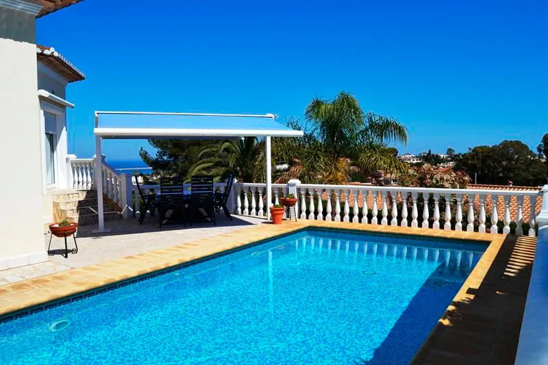 Piscina y toldo Euroholding