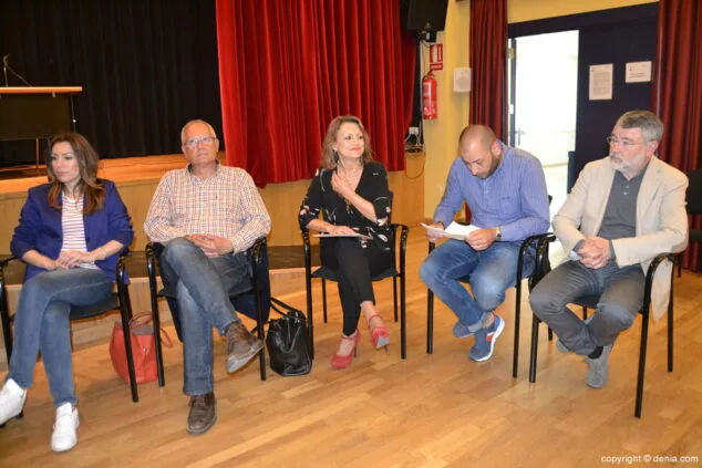 polítics i empresaris a la reunió pel tren de la costa