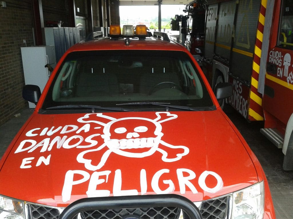 Pintadas para reivindicar mejoras en las condiciones laborales del Parque Comarcal de Bomberos 1 protestas en el parque comarcal de bomberos de denia