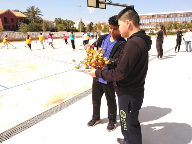 El deporte tomó durante un día las instalaciones del IES Número 3 de Dénia 3 reparto del almuerzo