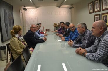 reunion de la xarxa dalcaldes en denia por la sanidad