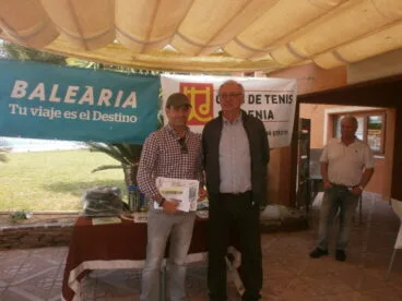 Roger Jardón con su premio
