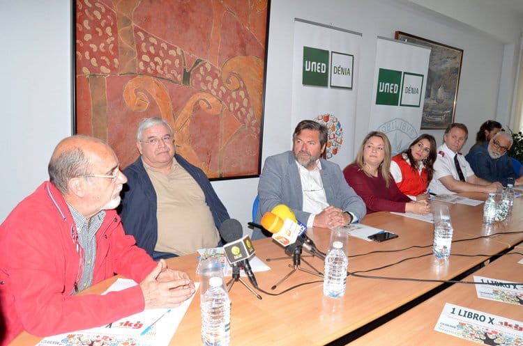 La UNED de Dénia vuelve a salir a la calle para intercambiar cultura por solidaridad 3 rueda de prensa 1 libro x 1 kilo