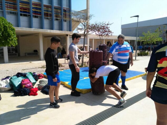 El deporte tomó durante un día las instalaciones del IES Número 3 de Dénia 4 rugby en el ies numero 3